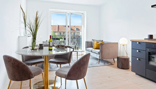 Bojan Essgruppe , 1 Esstisch und 4 Stühlen, marmor look und grau.