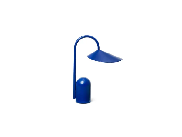 ferm LIVING - Arum Portable Tischleuchte IP44 Bright Blue