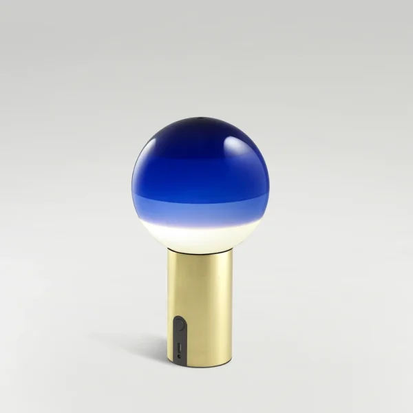 MARSET - Dipping Light Akku-Tischleuchte, blau/messing, dim.