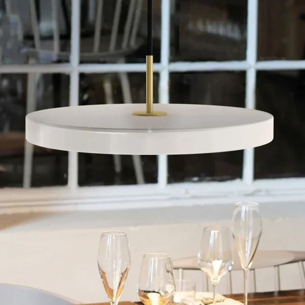 UMAGE - Asteria Medium LED-Hängelampe perlmutt/messing 43 cm